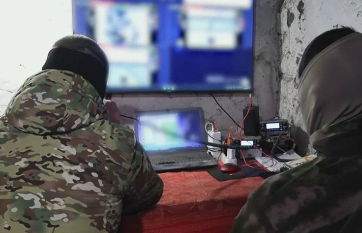 Ruska vojaka na fronti v Ukrajini. Na zaslonu prenosnega računalnika je razviden zamegljen uporabniški vmesnik aplikacije Telegram.  | Foto: VK.com / Vir neznan