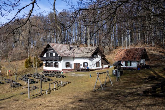 Čemšeniška planina | Koča na Čemšeniški planini je pozimi odprta ob koncih tedna. | Foto Matej Podgoršek