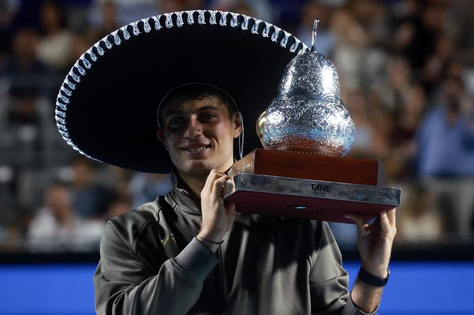 Flavio Cobolli | Flavio Cobolli je takole dvignil pokal za zmago v Acapulcu. Seveda je dobil tudi sombrero. | Foto Reuters
