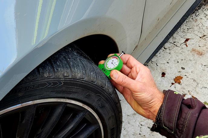 policijska akcija PP Tržič, pnevmatike, vozniki, vožnja, profil, zimske razmere, gume | Kot del preventivnega pristopa so policisti voznikom razdelili strgala za steklo, parkirne ure in drugo. Pripomočke sta zagotovila policija in Svet za preventivo in vzgojo v cestnem prometu Občine Tržič. | Foto Policijska postaja Tržič