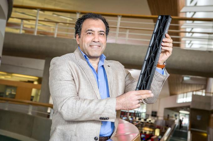 Ahmed Elmarakbi je profesor za avtomobilske kompozite na univerzi v Sunderlandu, kjer so prvi razvili uporabo grafena v komercialne namene. | Foto: Univerza Sunderland
