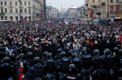 Na protestih za izpustitev Navalnega že več kot tisoč aretacij