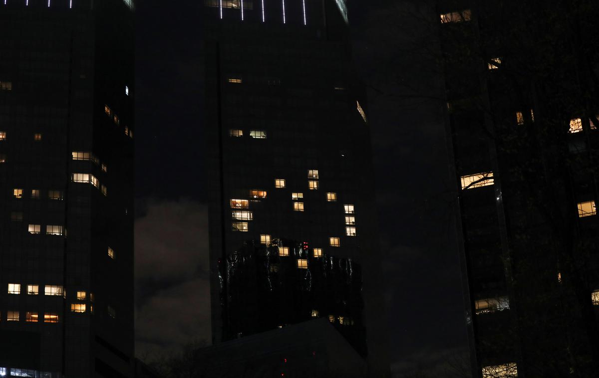 New York Koronakriza | Na zgradbi Time Warner Center v Manhattnu so v obdobju pandemije novega koronavirusa prižgali luči v obliki srca. | Foto Reuters