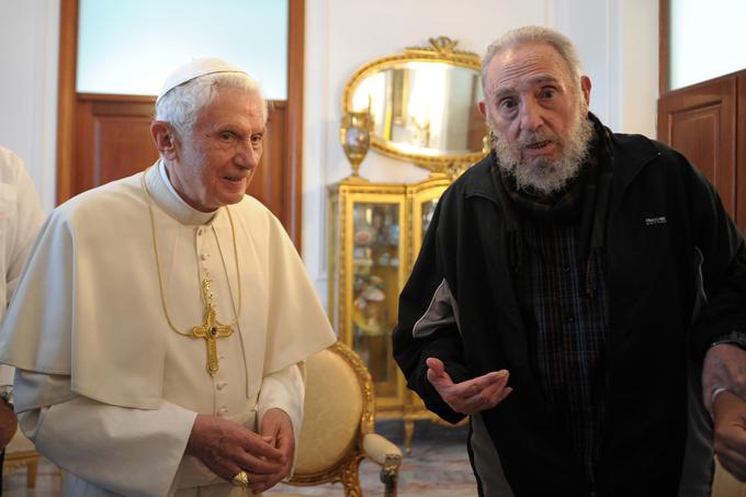 Castro se je sestal z več papeži. Na fotografiji s papežem Benediktom XVI. v vatikanski ambasadi na Kubi leta 2012. | Foto: Getty Images