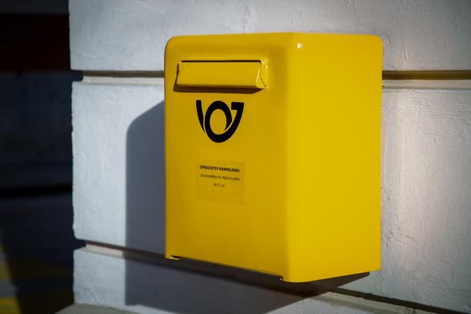 Pošta, poštni nabiralnik | Na referendumskem glasovanju 23. novembra se bodo volivci izrekali o podpori zakonu o pomoči pri prostovoljnem končanju življenja, ki bi polnoletnemu bolniku, sposobnemu odločanja o sebi, dal pravico do prostovoljnega končanja življenja, če zaradi hude neozdravljive bolezni ali druge trajne okvare zdravja neznosno trpi. | Foto Mija Debevec Doničar