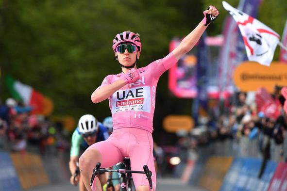 Nova bravura Tadeja Pogačarja, ki na Giru vozi svojo dirko #video