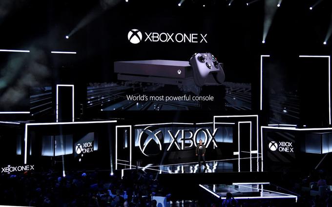 Kako slabša je prodaja Microsoftove konzole Xbox One (na fotografiji) v primerjavi s Playstationom 4, ki je njen največji tekmec, je težko reči, saj Microsoft uradnih prodajnih številk ni razkril že dve leti. Analitiki ugibajo, da je Microsoft do zdaj verjetno prodal okrog 35 milijonov konzol Xbox One. Sony prodajnih rezultatov medtem ne skriva - do konca leta 2017 je prodal skoraj 74 milijonov Playstationov 4.  | Foto: Reuters