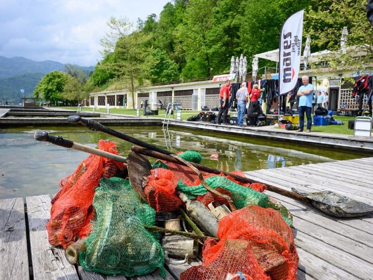 Potapljači so iz Blejskega jezera potegnili skoraj pol tone odpadkov. | Foto: Spar