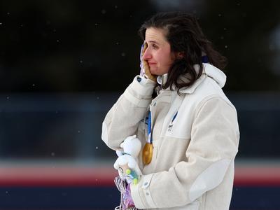 Julia Simon po kraji in prevari z gesto po osvojenm zlatu dvignila ogormno prahu