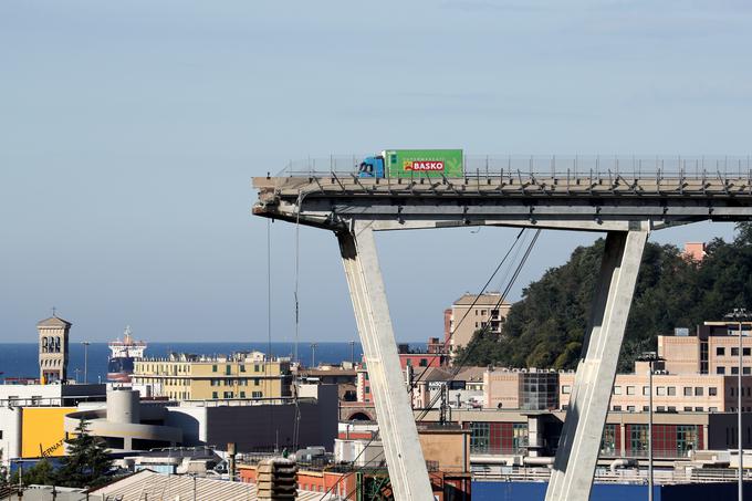 Tovornjak, ki je obstal tik pred robom porušenega dela viadukta, je postal eden od simbolov nesreče. | Foto: Reuters