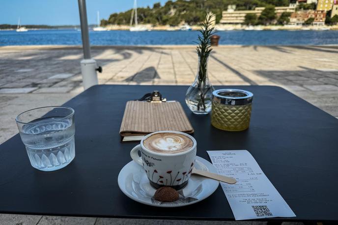 Kava. Cena. Hrvaška. | Zadnji račun s Hvara tako kaže, da je gost za kavo v kavarni na hvarski rivi odštel 4,50 evra. | Foto Zvonimir Barisin/PIXSELL