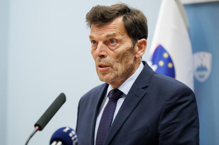 Spomnil je na v letu 2023 posodobljena protokola za obravnavo medvrstniškega nasilja in za obravnavo spolnega nasilja ter pred dobrim letom sprejet dogovor med ministrstvom, notranjim ministrstvom in policijo o uporabi protokola obveščanja in ukrepanja v primeru grožnje vzgojno-izobraževalnim zavodom. | Foto: STA