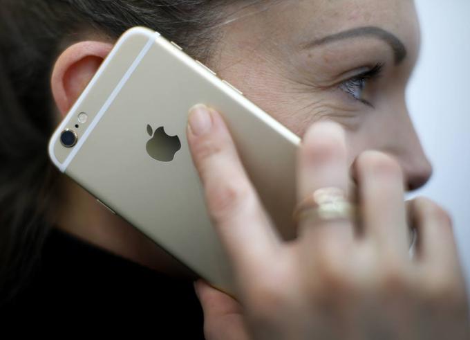 Apple je v drugem četrtletju poslovnega leta prodal 16 odstotkov manj iPhonov, kar je prvi padec prodaje po letu 2007, ko so jih začeli izdelovati. | Foto: Reuters