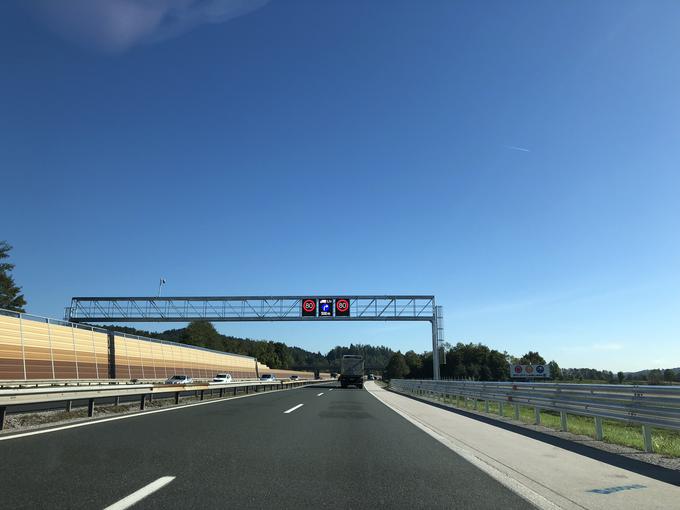 Spremenljiva signalizacija na primorski avtocesti (Log) | Foto: DARS/zajem zaslona