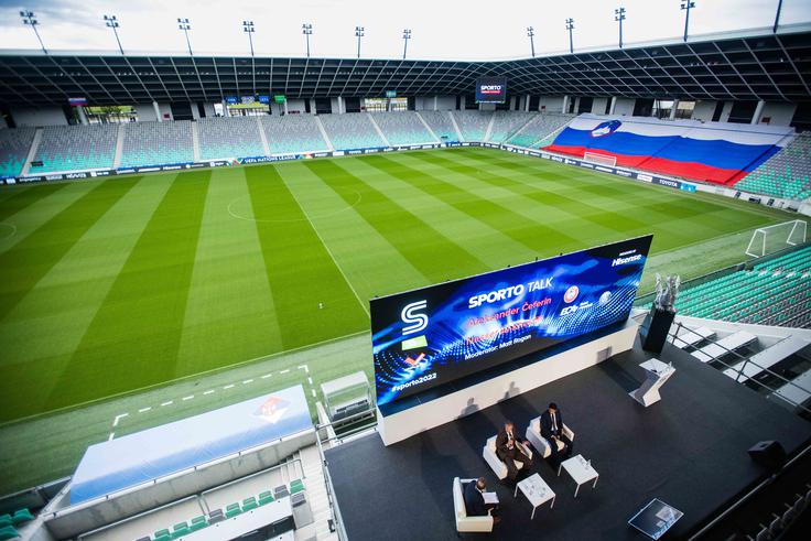 Poseben oder za dva pomembna govorca na ljubljanskem stadionu Stožice. | Foto: Grega Valančič/Sportida