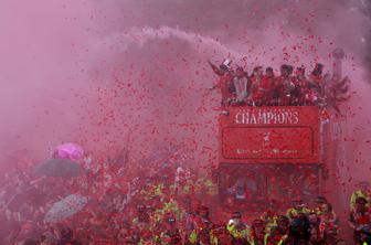 Šampionska parada v Neaplju, v Liverpoolu slavilo milijon ljudi #video