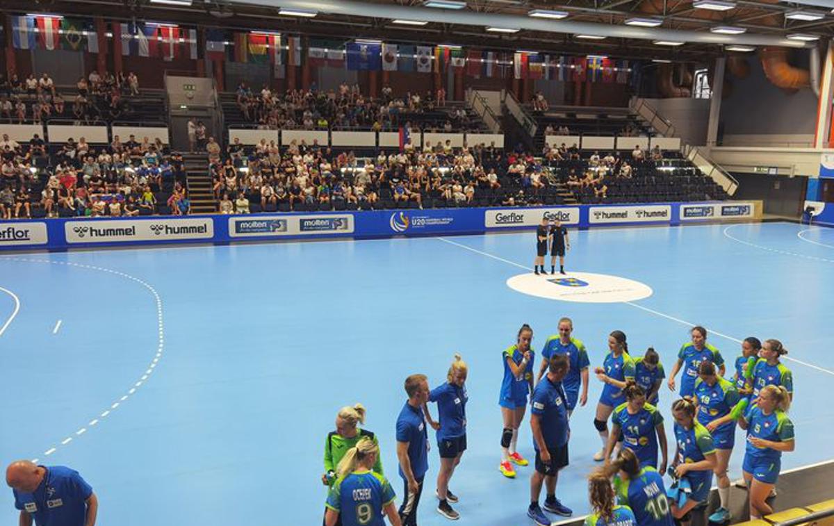 ženska rokometna reprezentanca U20 | Slovenke so domače svetovno prvenstvo odprle z visoko zmago. | Foto Rokometna zveza Slovenije