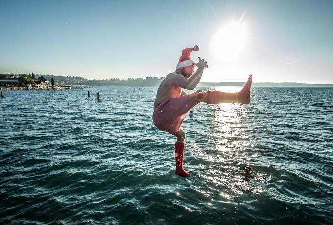 Tisti najbolj pogumni bodo tudi letošnje leto gotovo zaokrožili s skokom v ne prav toplo morje (na fotografiji lanski prizor iz Portoroža). | Foto: Sportida