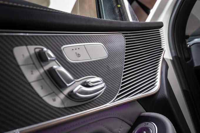 Notranjost je večinoma enaka kot smo jih pri mercedesih že vajeni. Gumbi za nastavljanje sedeža na vratih, prestavna ročica menjalnika ob volanskem obroču ... | Foto: Mercedes-Benz