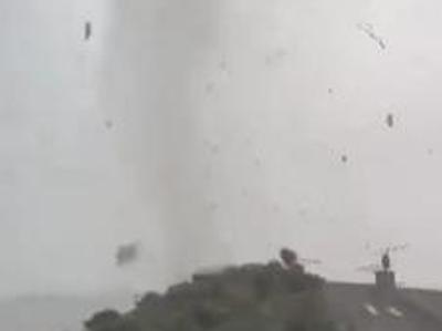 V Nemčiji posneli tornado: Vse se je zgodilo nenadoma #video
