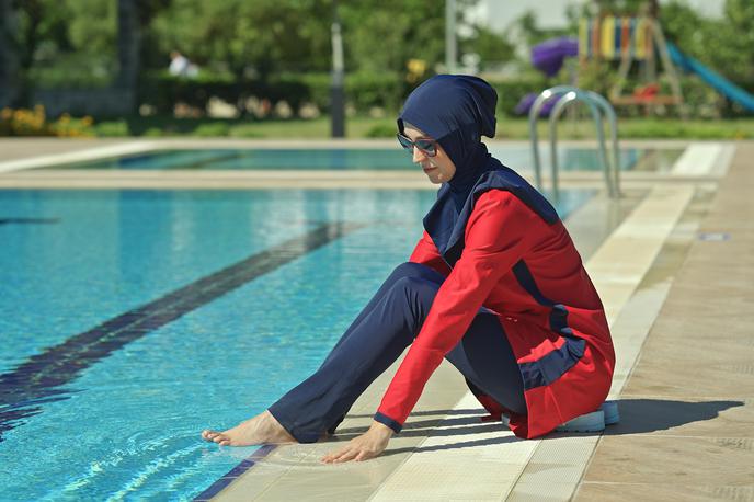 Burkini. Bazen. | Foto Shutterstock