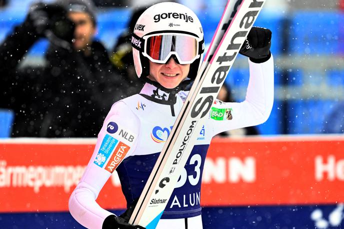 Nika Prevc | Nike Prevc četrtkova diskvalifikacija ni zmedla. V petek je zanesljivo zmagala, Nika Vodan je bila druga. | Foto Reuters