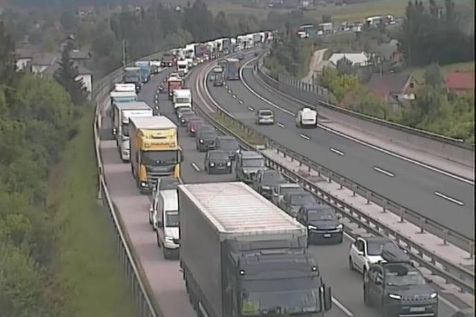 Nesreča motorista na primorski avtocesti, nastal je zastoj