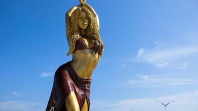 Shakira v rojstnem mestu dobila šestmetrski kip #video