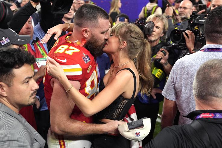 Taylor Swift in Travis Kelce po zmagi njegove ekipe Kansas City Chiefs na nedeljskem Super Bowlu. | Foto: Guliverimage