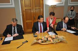 Združenji občin s finančnim ministrom podpisali dogovor