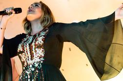 Adele po štirih letih: ista obleka, a nova postava #video