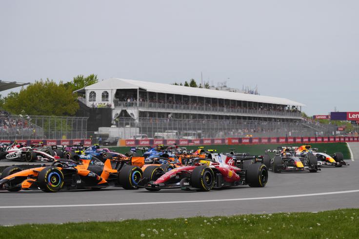 Na štartu je eno mesto pridobil Lewis Hamilton. | Foto: Reuters