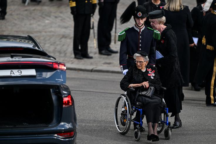 Princesa Astrid se je v sredo v Oslu na vozičku udeležila državnega pogreba svojega brata, 89-letnega Haralda, ki je po 35 letih na prestolu umrl 28. avgusta | Foto: Reuters