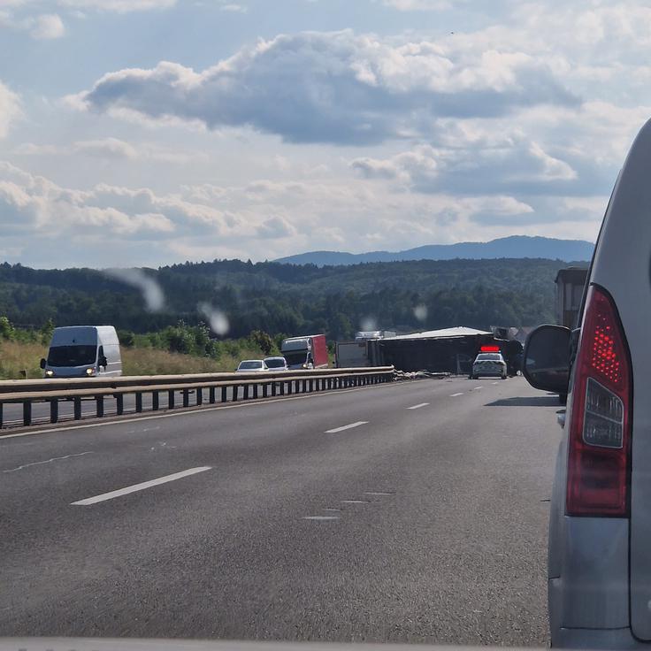 Tovorno vozilo se je prevrnilo zaradi počene pnevmatike.  | Foto: Radar Slovenska Bistrica/Sara Soršak