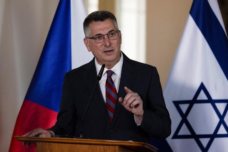 Pri tem je opozoril, da Kallas doslej ni zanikala oziroma pojasnila svoje izjave. "Zato kot zunanji minister države Izrael nimam druge izbire, kot da prekinem vsakršen stik z gospo Kallas, dokler ne umakne krvave obtožbe, ki jo je naslovila na edino judovsko državo na svetu, ki je hkrati tudi edina demokracija na Bližnjem vzhodu," je še dodal Sar. | Foto: Reuters