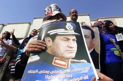 Sodišče Mubaraka spoznalo za nedolžnega glede umora protestnikov (video)