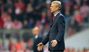 Wenger za izpad Arsenala krivil sodnike