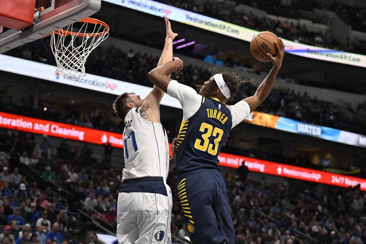 Myles Turner je bil nerešljiva uganka za Dallas, že v prvi četrtini je takole zabil čez Dončića. | Foto: Reuters