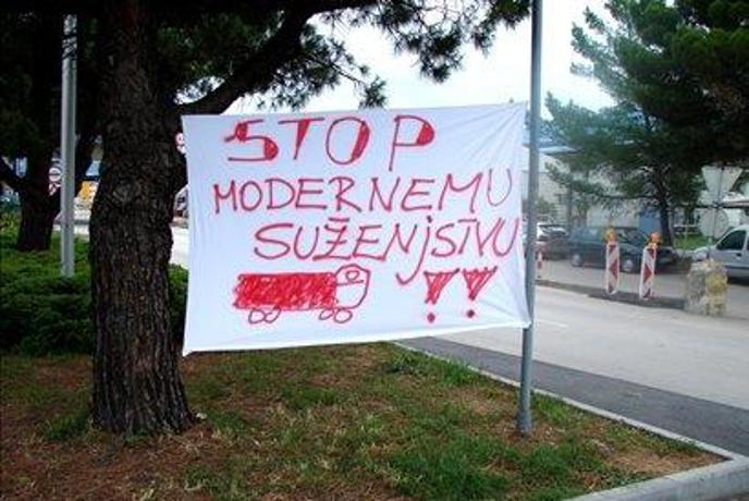 Uprava Luke Koper in žerjavisti spet za pogajalsko mizo, stavka se nadaljuje