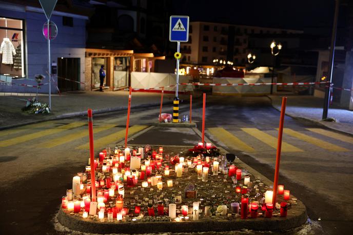 Švica žalovanje | V Crans-Montani je v četrtek zvečer potekal spominski shod, na katerem se je zbralo približno 400 ljudi, ki so v bližini kraja tragedije polagali rože in prižigali sveče. | Foto Reuters