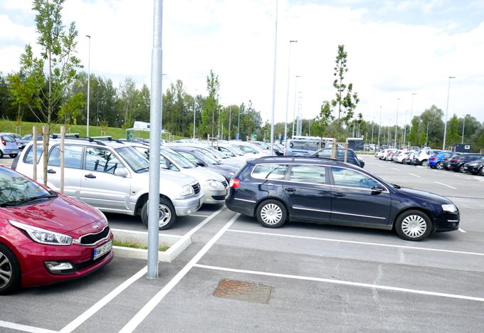 Parkirišča P+R so v Ljubljani vse bolj zasedena. Cena celodnevnega parkiranja je 1,2 evra, v to ceno sta vključeni tudi dve vožnji z mestnim avtobusom. | Foto: Gregor Pavšič