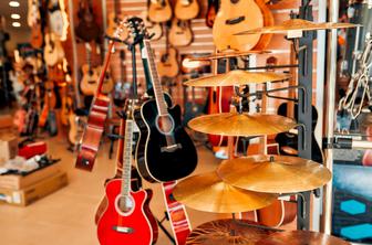 19 Black Friday ugodnosti v Music Maxu, ki bodo navdušile glasbenike in glasbenice