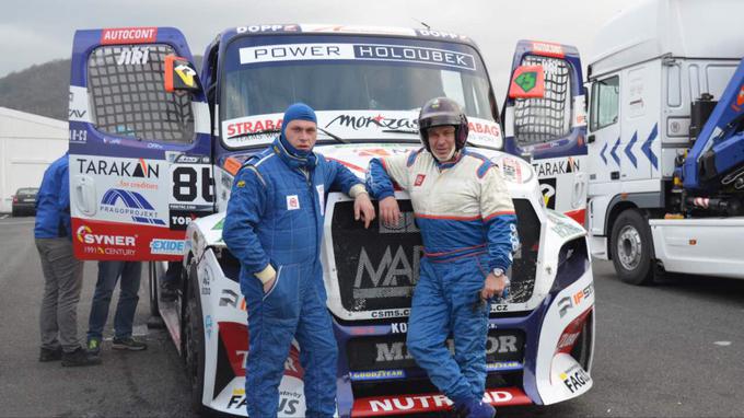 Enes Draganovič je dirkalni tovornjak prvič testiral na Češkem, prihodnje leto pa načrtuje nastop na dirkah evropskega prvenstva. V tovornjaku skupaj s sinom Alenom, s katerim si bosta sedež v tovornjaku najbrž izmenjevala. | Foto: 
