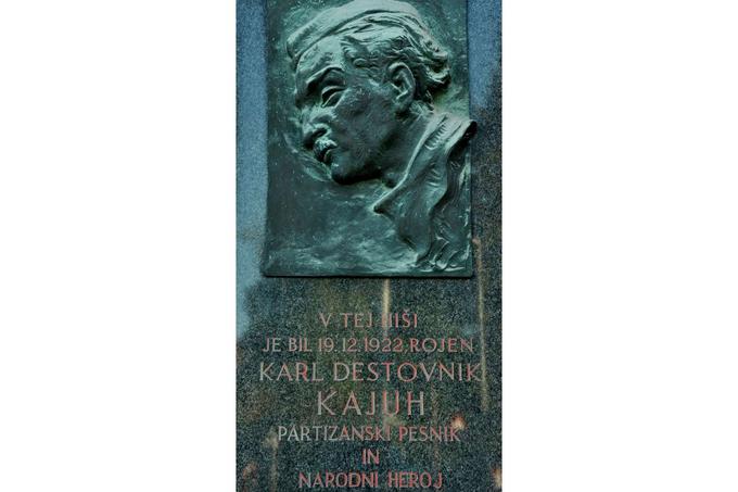 Spominska plošča na stavbi nekdanjega hotela Kajuhov dom, v kateri se je rodil Karel Destovnik - Kajuh. | Foto: STA/Katja Kodba