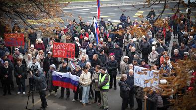 Na Linhartovi cesti v Ljubljani danes protestni shod proti kanalu C0 #foto #video