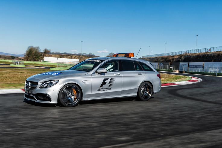 Zdravniški avtomobil na mesto nesreče pripelje zdravnika. | Foto: Mercedes-Benz