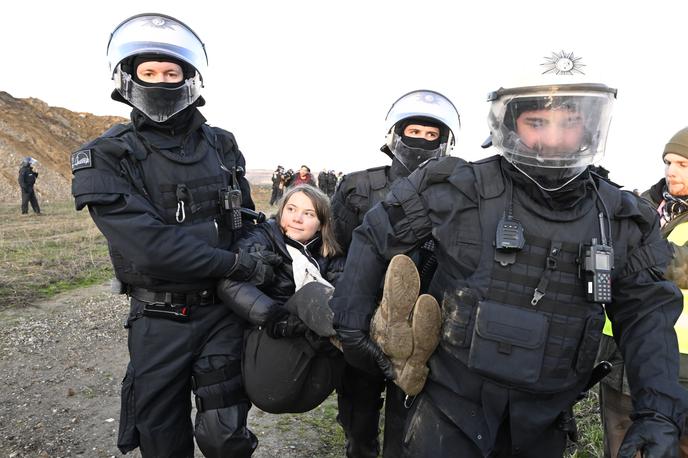 Greta Thunberg | Takole so nemški policisti Greto Thunberg odnesli med januarskim protestom pri odprtem rudniku lignita Garzweiler II.  | Foto Guliver Image