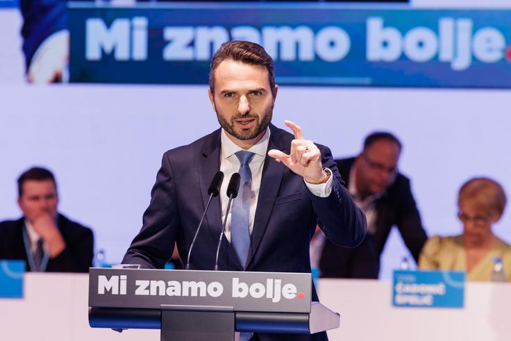 Koliko jim manjka do desnosredinske vlade? Predsednik NSi in evropski poslanec Matej Tonin. | Foto: STA