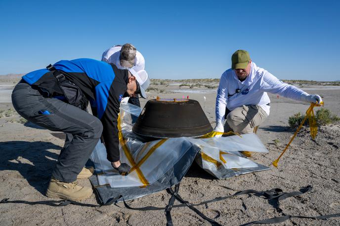 kapsula z vzorcem asteroida | Del vzorca bodo namenili sedanjim študijam, del pa bodo shranili za prihodnje generacije, opremljene z boljšo tehnologijo. | Foto Reuters