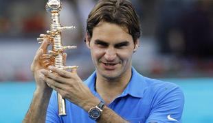 Federer najboljši na kontroverznem modrem pesku